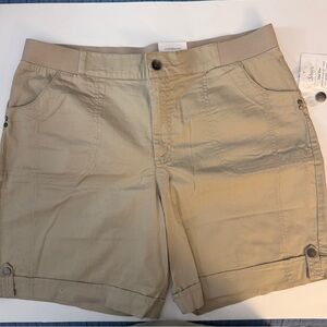 NWT Croft & Barrow Women’s Khaki Stretch Shorts Size 14